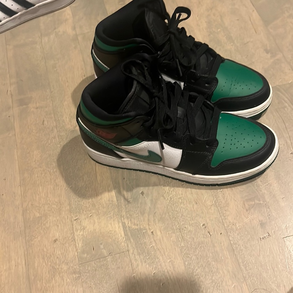 Nike size 4 kids fits size 6 women